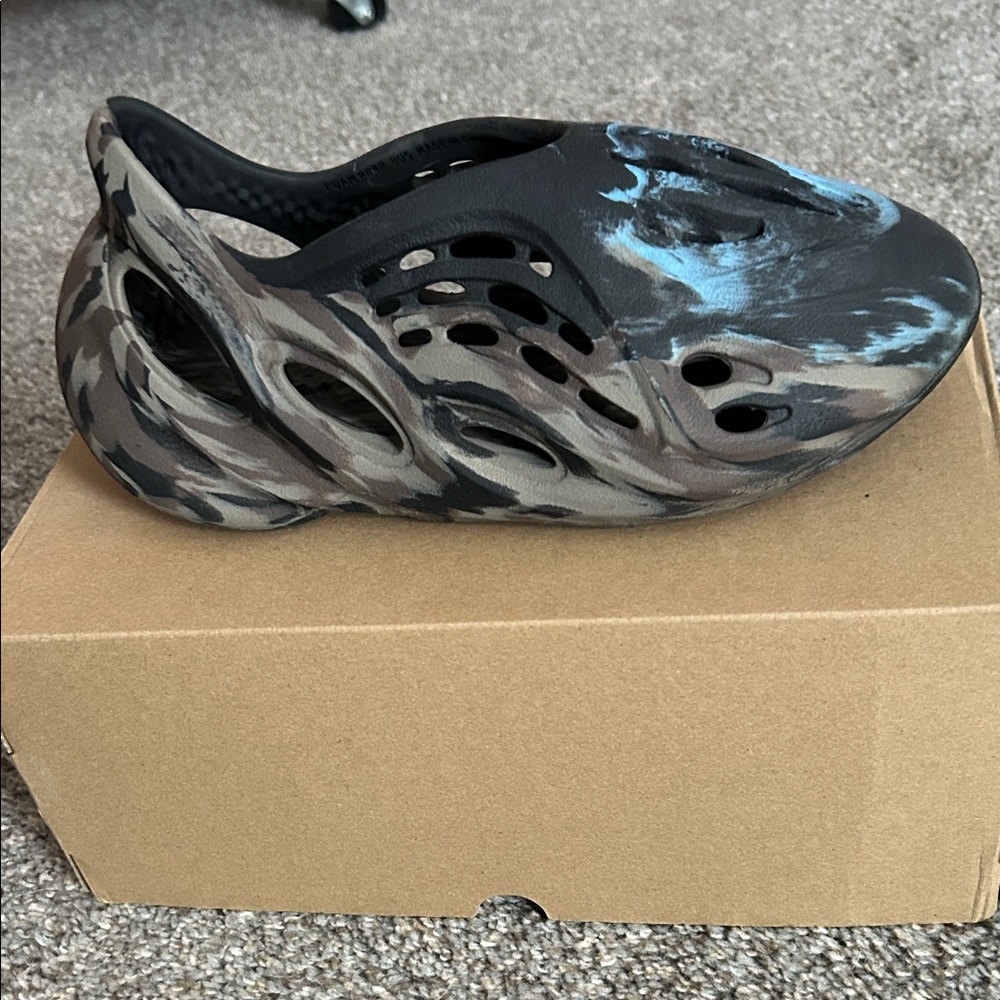 Men’s size 8 Yeezy Foam Runners. Gently used